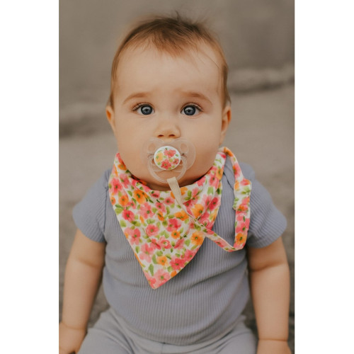 Teo Baby Kız Bebek Önlük ve Emzik Askısı Pamuklu Kumaş ve Çiçek Desenli