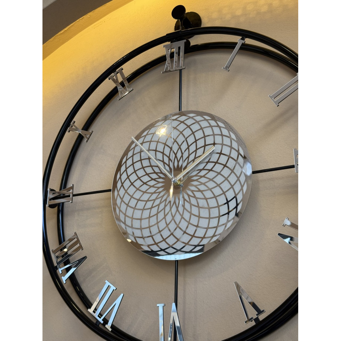MetaQuartz Aksesuar Chakra Roma ( Siyah Gümüş ) Full Çelik Roma Rakamlı (Pilli Led) Modern (Mobilya) Duvar Saati
