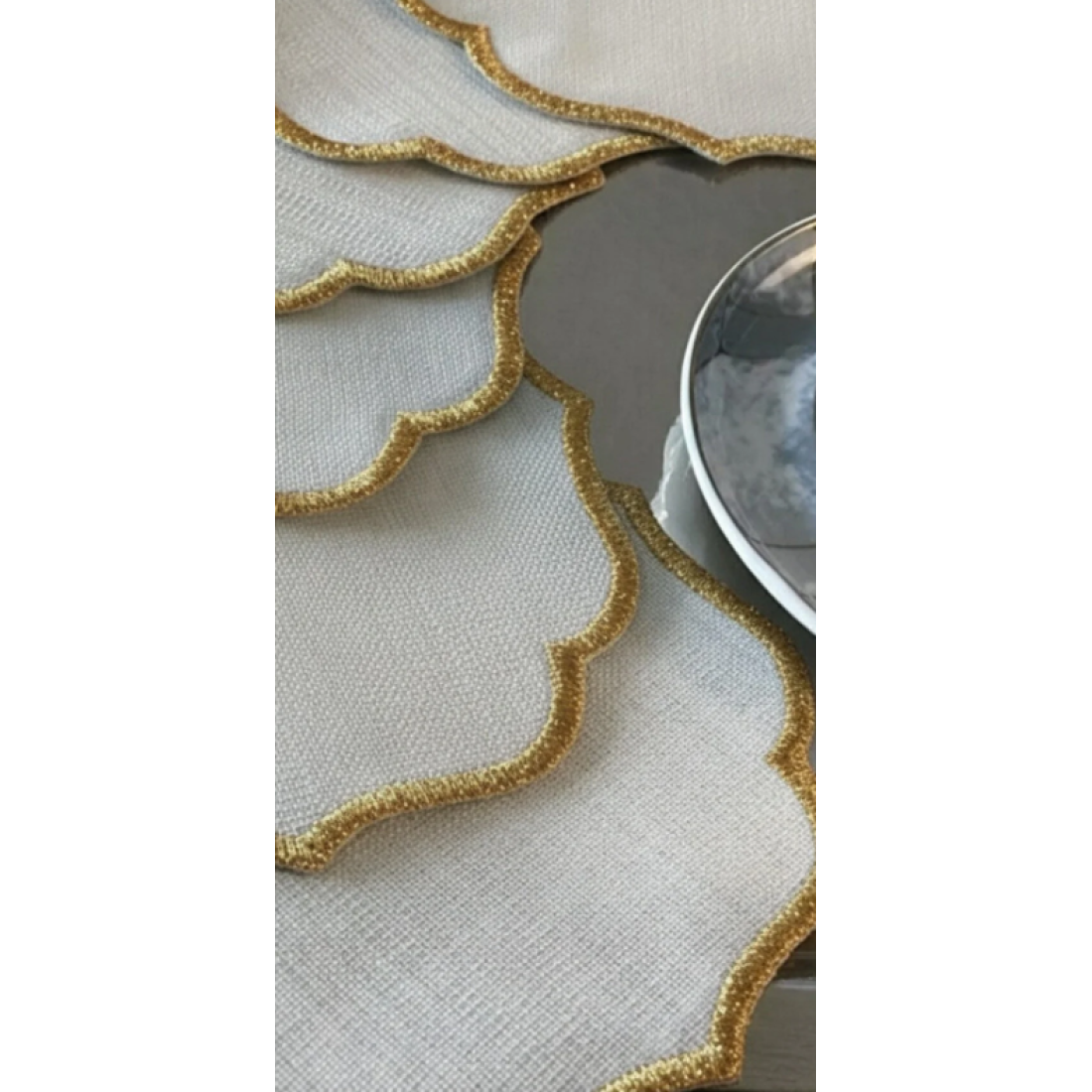 Simli 6 Adet Keten Kumaş Üzeri Nakışlı Kahve Yanı Sunumluk Kokteyl Peçetesi & Bardak Altlığı Gold