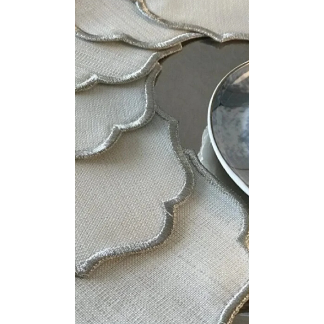 Simli 6 Adet Keten Kumaş Üzeri Nakışlı Kahve Yanı Sunumluk Kokteyl Peçetesi & Bardak Altlığı Gümüş