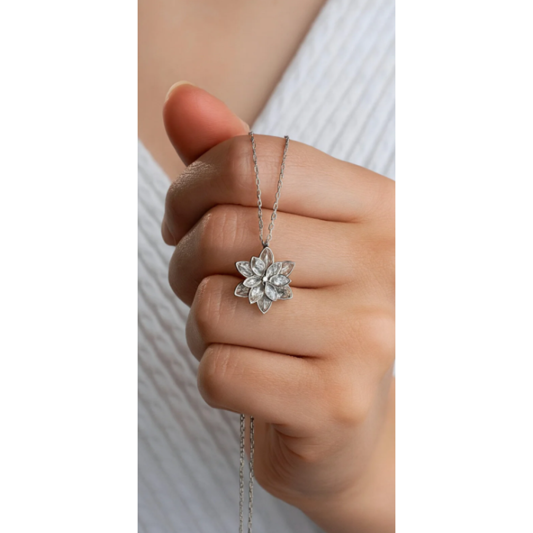 Lucente Jewellery Işıklı Hediye Kutulu Beyaz Lotus Çiçeği 925 Ayar Gümüş Kaplama Sevgililer Günü Şık Kadın Kolye
