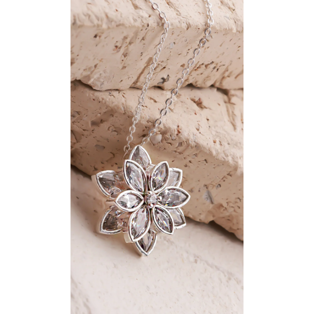 Lucente Jewellery Işıklı Hediye Kutulu Beyaz Lotus Çiçeği 925 Ayar Gümüş Kaplama Sevgililer Günü Şık Kadın Kolye